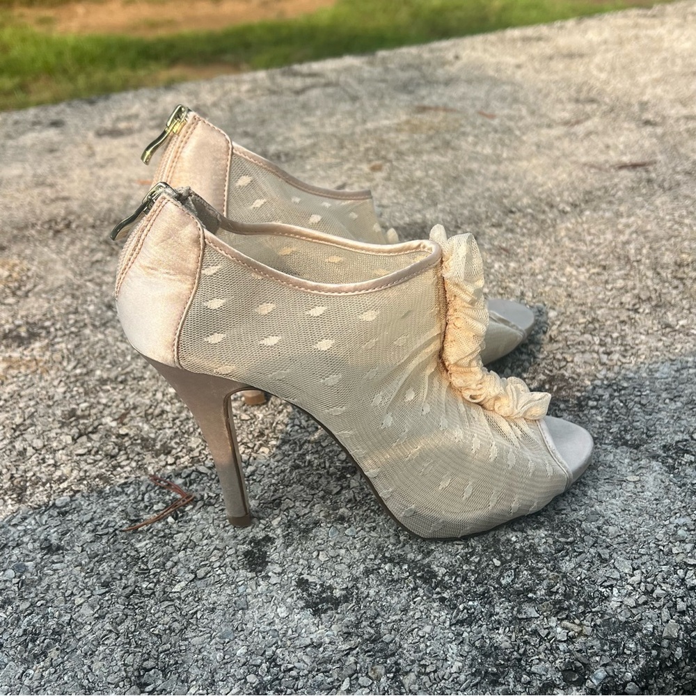 Kate Preston Bambi Ivory Lace Ruffled Stiletto Heel Leather Sole Size 7